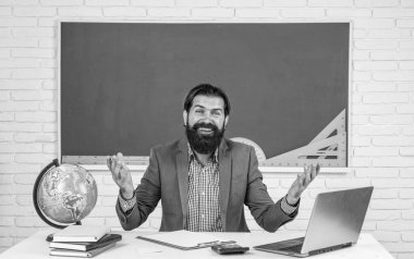 Aramıza hoş geldin. Bilgi günü. Olgun sakallı öğretmen derste. Sınıfta tahtasıyla çalışan acımasız bir adam. Sınava hazırlan. Ders üzerine ders veren üniversite hocası. Okula dönüyorum. resmi eğitim.