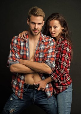 Siyah arka planda aşık genç çift, aşk.