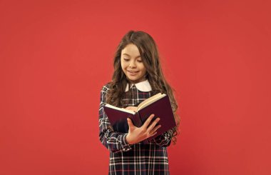 not defterine not alan pozitif öğrenci ya da öğrenci. Genç kız kitapla çalışıyor. Kitapları tutan çocuk. Bilgi ve bilgelik kavramı. Okula dönüyorum. çocukluk eğitimi.