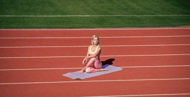 Geniş duruşlu bir kadın. Esnek bir kadın. Bayan antrenör esneme egzersizi yapıyor. Yoga hocası. Spor başarısı. Esneklik kavramı. Fitness sporu modası. sağlıklı beslenme.