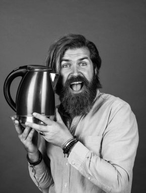 Olgun sakallı adam gündelik modaya uygun görünüyor çaydanlık, teknoloji.