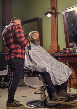 Berber dükkânı görgü kurallarını bilmen gerek. Usturayla tıraş oluyorum. Berber dükkanında olgun bir adam. Kuafördeki kaba sakallı adam. Profesyonel berber ve müşteri. Hippi adam yeni saç stili istiyor..