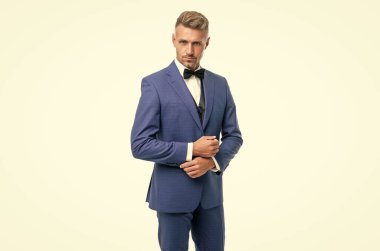 Papyon takım elbiseli yakışıklı adam. Beyaz iş adamı. resmi giyim konsepti.