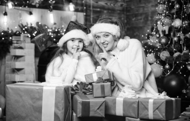 Yeni yıl geleneği. Boks günü. Noel ağacının yanında paketlenmiş hediyeler. Kış tatili Kızlar için hediyeler. Anne ve çocuğu hediye kutularıyla. Kızına sürpriz. İyi tatiller. Aile için hediyeler hazırlanıyor.