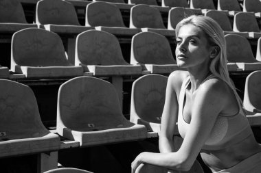 Vücudunu formda tutmak için egzersiz yap. kopyalama alanı. Spor ve spor. Spor giyim bölümünde seksi bir kadın. Açık stadyumdaki atletik kız. sağlıklı yaşam tarzı konsepti. Eğitimden sonra bayan.