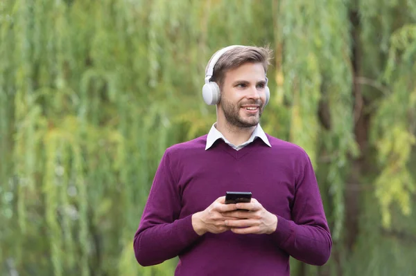 Young Smiling Man Listen Music Headphones Chating Phone Outdoor — Φωτογραφία Αρχείου