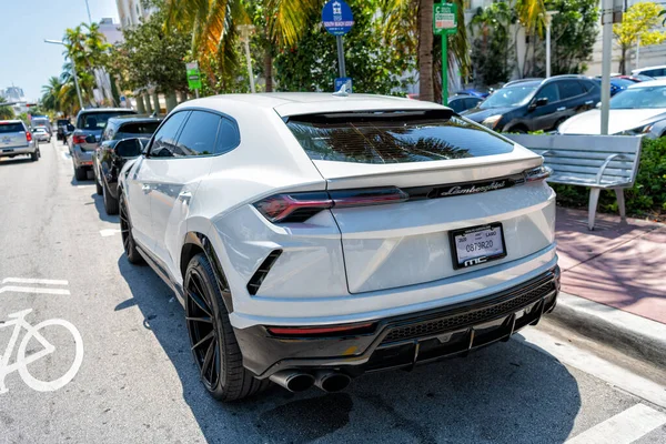 Miami Beach Florida Usa April 2021 White Lamborghini Urus Sedan — стоковое фото