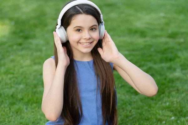 Happy Teen Girl Listen Music Child Wireless Music Headphones Kid — Stockfoto