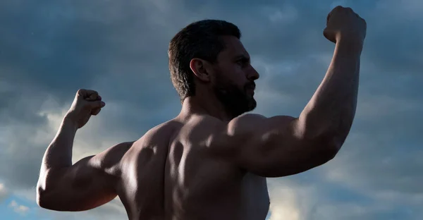 Strong Shirtless Man Bodybuilder Man Muscular Torso Athlete Man Biceps — Photo