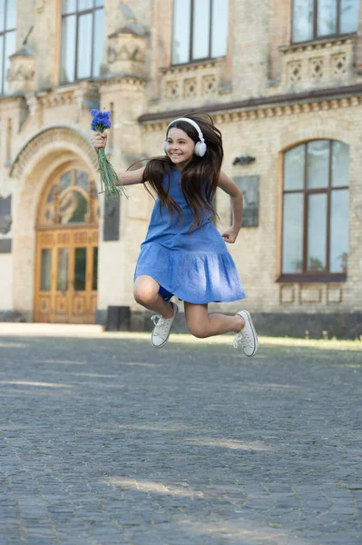 Positive Teen Girl Headphones Girl Jump Outdoor Carefree Girl Jumping — Stockfoto