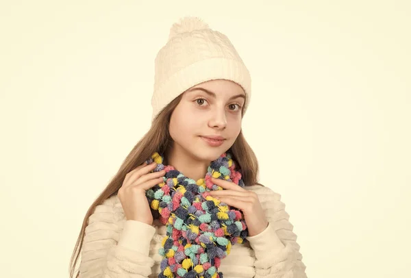 若く美しい 帽子とセーターの子供 秋のファッションスタイル 暖かい服 冬服の10代の女の子 子供の頃の幸せ 小さな子供は白い上に隔離されたニットスカーフを着る — ストック写真