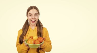 Beyaz fotokopi alanında izole edilmiş vitamin dolu narenciye meyveli neşeli çocuk..