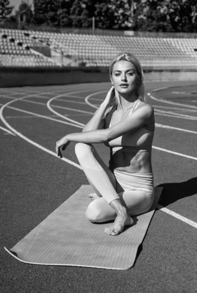 스포츠의 유연성의 건강에 스포츠 다이어트 자세의 산발적 신축성있는 여성이 경기장 — 스톡 사진
