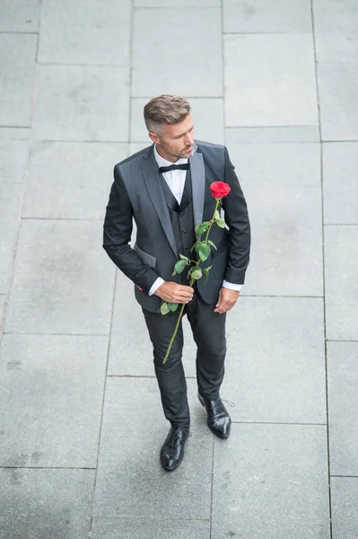 Engagement Date Caucasian Tuxedo Man Celebrates Engagement Man Rose Gift — Stockfoto