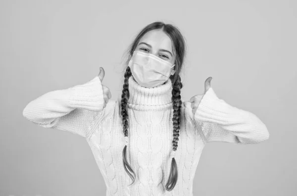 Krankes Mädchen Kind Schutzmaske Während Covid19 Pandemie Ausbruch Sicher Aufbewahren — Stockfoto