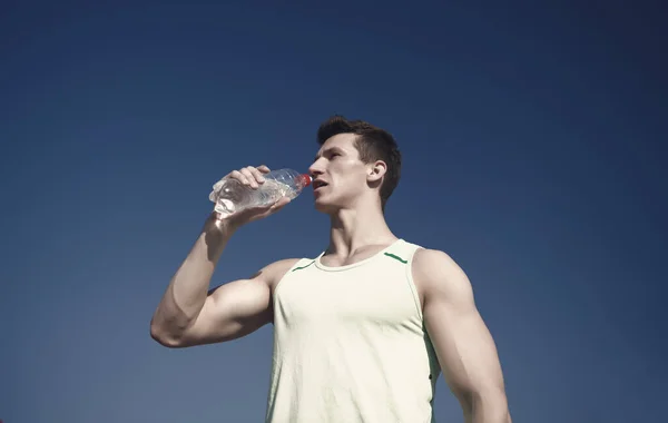 Hombre Bebiendo Agua Botella Día Soleado Atleta Camiseta Verde Cielo — Foto de Stock
