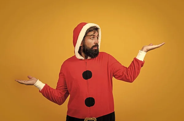 ハッピーニューイヤーパーティーやクリスマスのお祝いの準備をしながら 帽子の笑顔で髭を生やしたサンタさんは冬にクリスマスプレゼントをもらい 製品を発表します — ストック写真