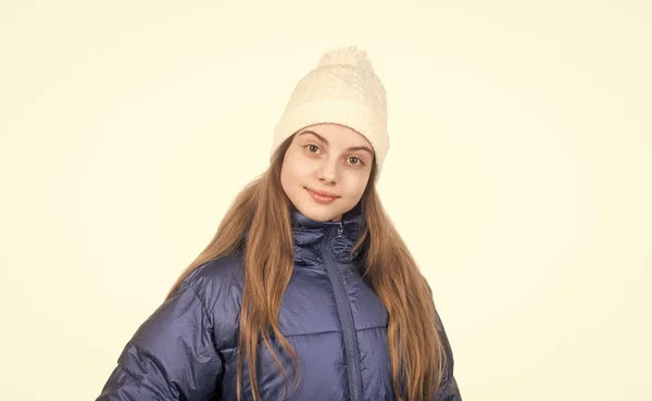 Улыбающийся Ребенок Трикотажной Шляпе Пиджаке Мягким Покрытием Теплая Одежда Изолированы — стоковое фото