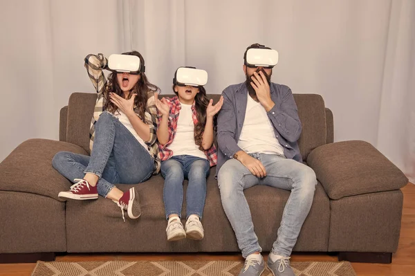 Madre Sorprendida Padre Hija Gafas Realidad Virtual Tecnología Futura — Foto de Stock