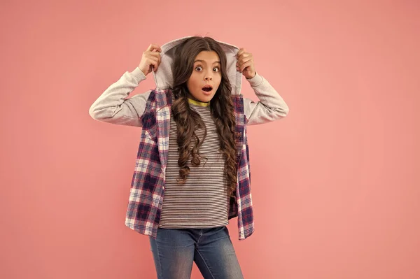 Wstrząśnięty Nastolatek Dziewczyna Hipster Różowym Tle Casual Mody — Zdjęcie stockowe