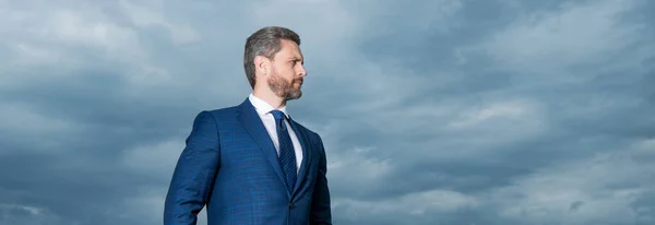 Portrait Businessman Looking Aside Businessman Suit Serious Grizzled Businessman Sky — Foto de Stock