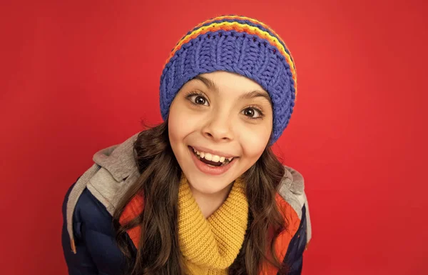 Kış Şapkalı Mutlu Genç Kız Kırmızı Arka Planda Önlüklü Yüzü — Stok fotoğraf