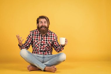 Bu hoşuma gitti. Sana da günaydın. Enerjik, sıcak bir içecek. İlham için biraz kahveye ihtiyacım var. Güne mükemmel bir başlangıç. Şaşırmış sakallı adam sabah kahvesini içiyor. Adam fincandan sıcak çay içiyor..