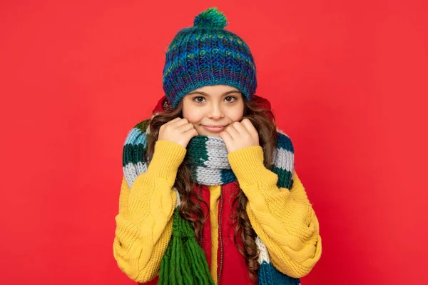 Smiling Child Knitted Winter Hat Scarf Red Background Season Fashion — Φωτογραφία Αρχείου