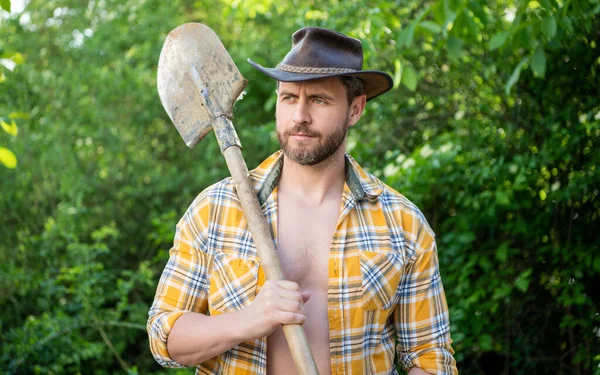 Serious Man Holding Garden Spade Unshaven Man Wearing Cowboy Hat — Fotografia de Stock