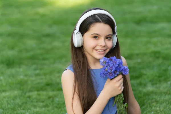 Happy Teen Girl Listen Music Child Wireless Music Headphones Kid — ストック写真