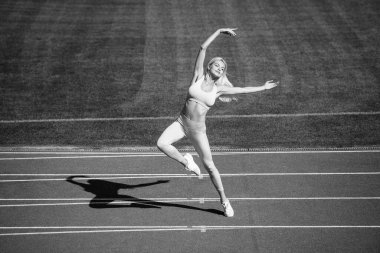 Mutlu ve sportif. Diyet yapıyorum. Spor giyim bölümündeki seksi bayan. Açık hava arenasına uzanıyor. Antrenman ve antrenman. Atletik bayan koç. Kadın spor eğitmeni. sağlıklı sportif yaşam tarzı. sağlık ve enerji.