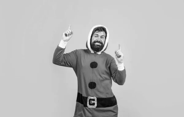 サンタクラスの衣装の幸せな髭の男はクリスマスの冬の休日を祝い クリスマスの贈り物 クリスマスパーティーについて陽気に感じる — ストック写真