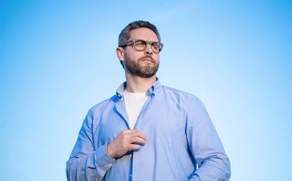 Pensive Bearded Man Standing Peaceful Pensive Man Glasses Outdoor Pensive — Stock fotografie
