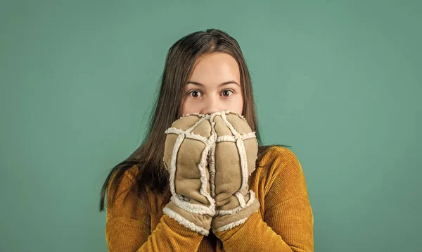 Menina Adolescente Usar Luvas Pele Inverno Estação Fria — Fotografia de Stock