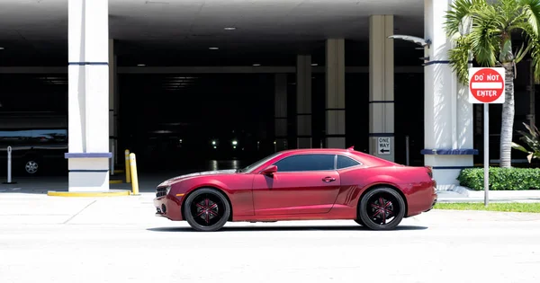 Miami Beach Florida Usa April 2021 Red Chevrolet Camaro Sportscar —  Fotos de Stock