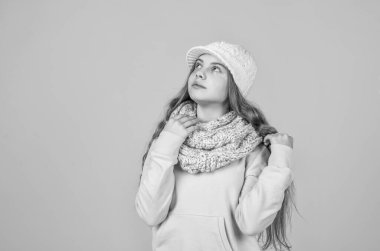 Mevsimlik çocuk modası. Noel tatili ve tatil. Şirin güzellik sıcak tutar. Hava tahmini. Neşeli kız kış aktivitelerine hazır. Bere ve örgü giyen genç bir çocuk. Kopyalama alanı.