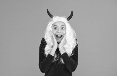 Şaşırmış beyaz saçlı genç kız Cadılar Bayramı partisinde boynuzlu şeytan kostümü giyiyor, mutlu cadılar bayramı.