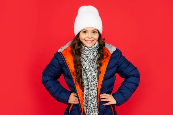 Smiling Kid Curly Hair Puffer Jacket Hat Teen Girl Red — Photo