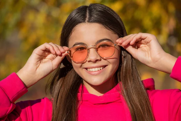 Cheerful Teen Girl Outdoor Autumn Season Wearing Sunglasses — Φωτογραφία Αρχείου