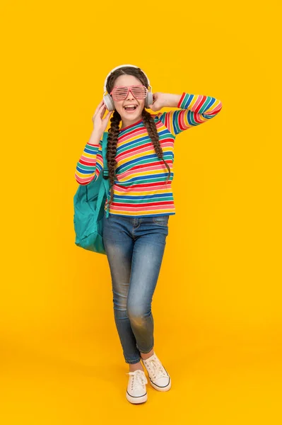 Teenage Girl Singing Song Music School Yellow Background Music Education — Fotografia de Stock