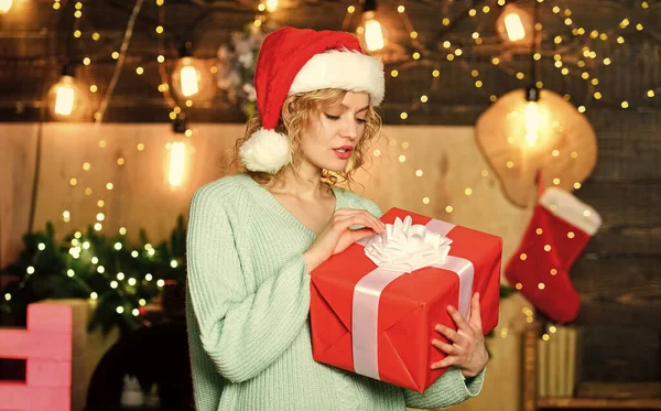 慈善と優しさ 寛大に クリスマス前にやるべきこと 女性はギフトボックスクリスマスの装飾の背景を保持する クリスマスは一年の休日をはるかに待っています プレゼント付きの女の子 — ストック写真