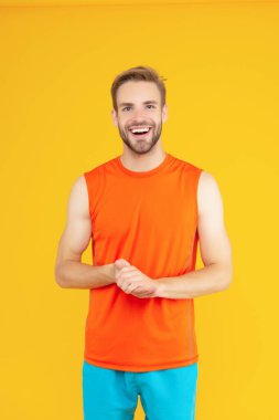 Atletik adam sarıda izole edilmiş. Mutlu atlet stüdyosu. Spor giyim sektöründe sporcu. Spor ve eğlence sektörü. Spor ve spor. Atletik zindelik.