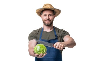 Önlüklü adam beyaz arka planda izole edilmiş lahana ve bıçak tutuyor..