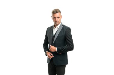 Resmi smokinli, kır saçlı bir iş adamı beyazlar içinde izole edilmiş..