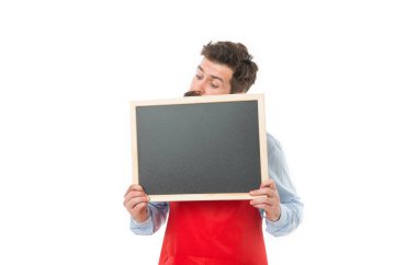 Barmen karatahtayı tutuyor. Bar sahibi beyazda izole edilmiş. Önlük stüdyosunda profesyonel barmen. Bar işletmesi sahibi, kopyalama alanı.