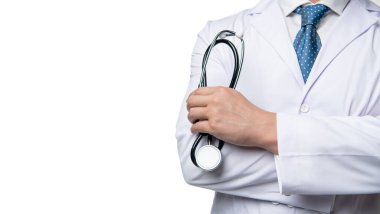 Doktor steteskop tutuyor. Klinik muayene. Tıbbi adam mahsul manzarası. Klinik hekimi. Beyaz önlüklü klinisyen. Klinik teşhis. Sağlık hizmeti, alanı kopyala.