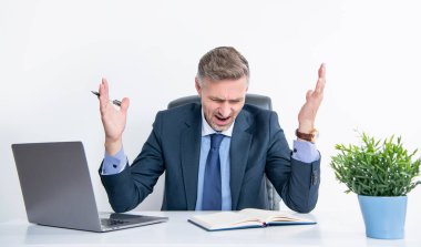 Olgun iş adamının ofiste bağırması.