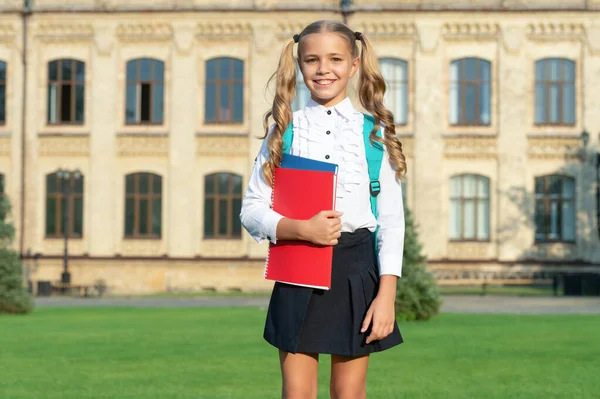 Gelukkig Meisje Terug Naar School Een Tienermeisje Dat Lacht School — Stockfoto