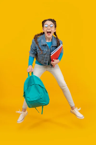Nadšený Dívka Skákání Škole Žluté Pozadí Energický Teenager Křičící Vzduchu — Stock fotografie
