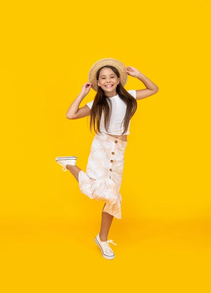 Felice Teen Girl Cappello Paglia Saltando Sfondo Giallo — Foto Stock